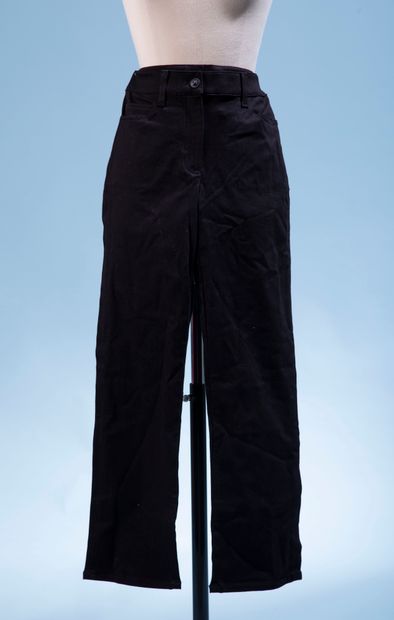 null CHANEL Uniforme. 

Pantalon en denim noir, quatre poches plaquées, fermeture...