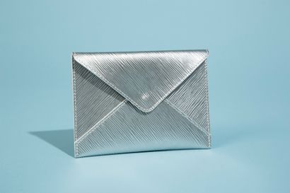 null LOUIS VUITTON. 
Pochette en cuir épis argenté, la fermeture à pression sous...