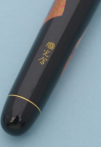 null NAMIKI "Tradition".
Stylo plume, le corps en métal recouvert de laque Urushi...