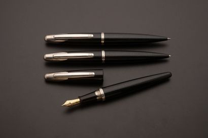 null ALFRED DUNHILL "A.D. 2000 Stardust".
Parure comprenant un stylo plume, un stylo...