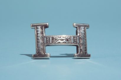 null HERMÈS.

Belt buckle "Constance" in silver 950 thousandth with engraved decoration.

Collection...