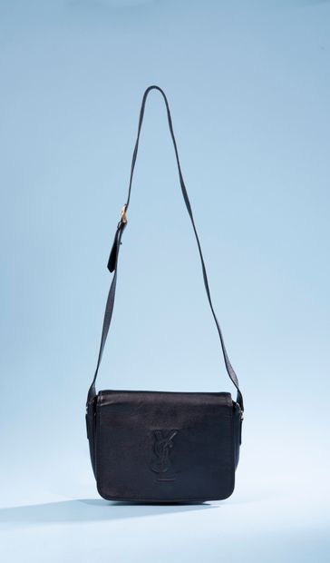 null YVES SAINT LAURENT. 
Sac en cuir grainé noir, à bandoulière réglable pour porter...