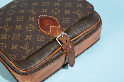 null LOUIS VUITTON. 
Bag "Besace" in coated canvas Monogram and natural leather (scratches...