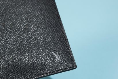 null LOUIS VUITTON. 
Portefeuille en cuir de veau grainé noir, compartiments à cartes...