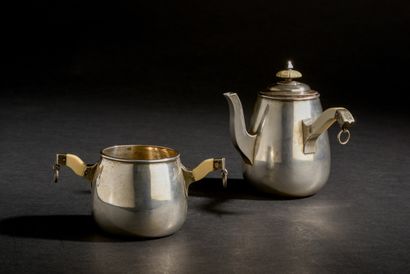 Pourer and sugar bowl ovoïdes with flat bottom...