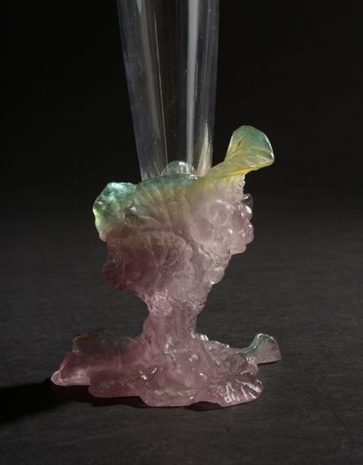 null DAUM France, collection "Bacchus".
Vase fuselé en cristal, la base en pâte de...