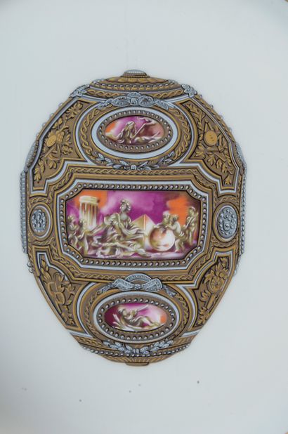 null LIMOGES.
Partie de service modèle "Fabergé".
XXe siècle.
Il comprend 34 pièces...