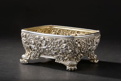 null TIFFANY Co (1837).
Jatte en argent doré repoussé d'une bacchanale avec des joueurs...