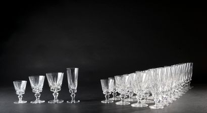 null SAINT-LOUIS.
Partie de service de verres en cristal modèle "Guernesey", taillé...