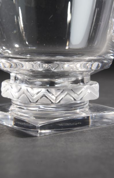 null LALIQUE France.
Part of service of crystal glasses model "Argos", the foot and...