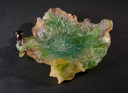 null DAUM France, collection "Nature".
Large bowl in green, yellow and purple glass...