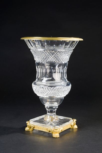null Important Medici vase in crystal cut in points of diamond and cut sides, gilded...