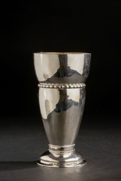 Silver vase 835 thousandth hammered with...