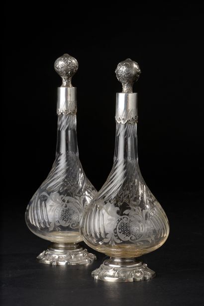 null Pair of bottle-shaped flasks out of cut crystal of twisted flutes and
medallions...