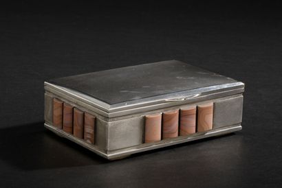 null Rectangular silver cigarette box 900 thousandths entirely guilloched, the four...