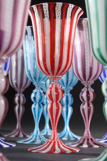 null MURANO.
Seize verres à pied en verre de couleur à décor filigrané "a fili" de...