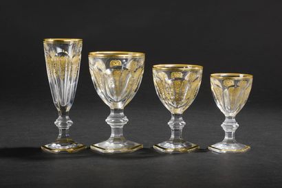 null BACCARAT.
Part of service out of cut crystal and gilded (chips, a restored foot),...