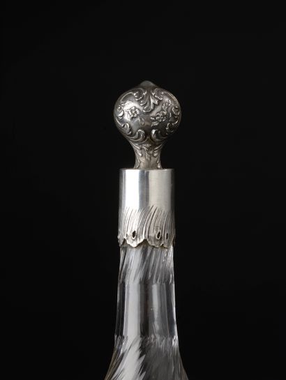 null Pair of bottle-shaped flasks out of cut crystal of twisted flutes and
medallions...