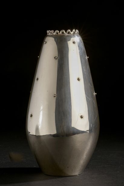 Ovoid vase in plain silver applied on the...