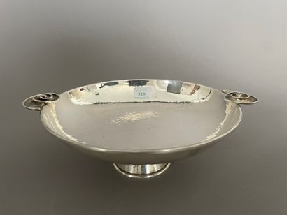 null Round cup out of hammered silver 925 thousandths, the catches in the shape of...