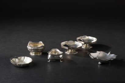 null Quatre salerons de table en cristal taillé à pans cerclés d'argent 950 millièmes...