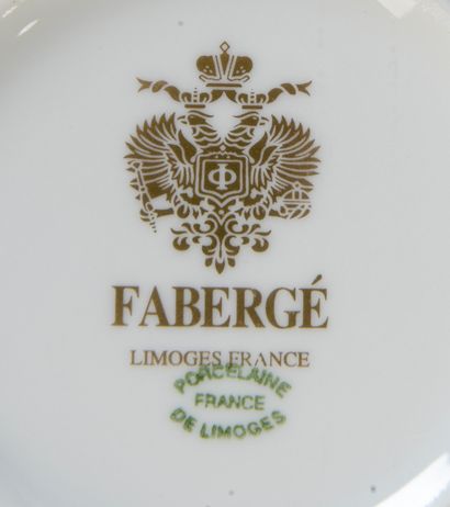 null LIMOGES.
Partie de service modèle "Fabergé".
XXe siècle.
Il comprend 34 pièces...