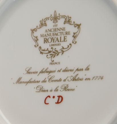 null LIMOGES, Ancienne Manufacture Royale.
Partie de service à dessert en porcelaine...