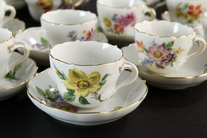 null MEISSEN.
Service à thé en porcelaine à décor polychrome de fleurs et liseré...