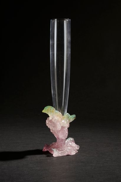 null DAUM France, collection "Bacchus".
Tapered crystal vase, the base in purple...