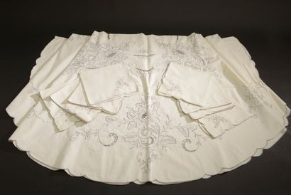 Round tablecloth in ecru cotton openwork...