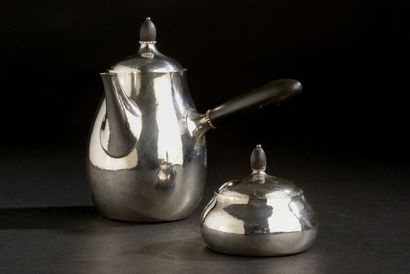 null Georg JENSEN (Radvad, 1866 - Radvad, 1935).
Verseuse et sucrier en argent martelé...