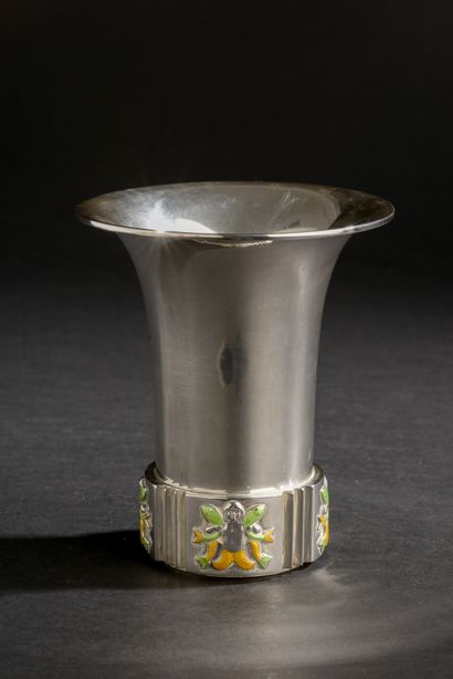 null J. TOSTRUP (XXe siècle).
Vase en argent 830 millièmes à col ouvert, le fût cylindrique...