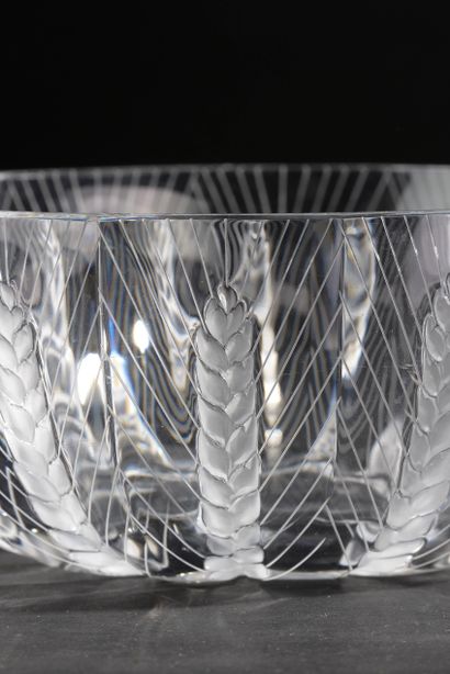 null LALIQUE France.
Cup with cut sides out of pressed moulded crystal with decoration...
