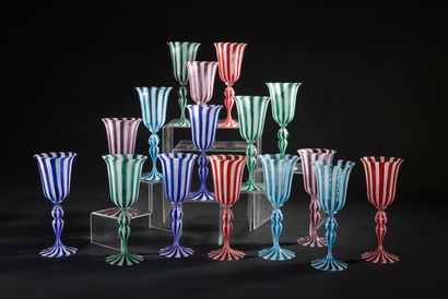 null MURANO.
Seize verres à pied en verre de couleur à décor filigrané "a fili" de...