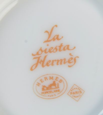 null HERMÈS.
Partie de service modèle "La Siesta" comprenant 18 pièces : 
- 2 mugs,
-...