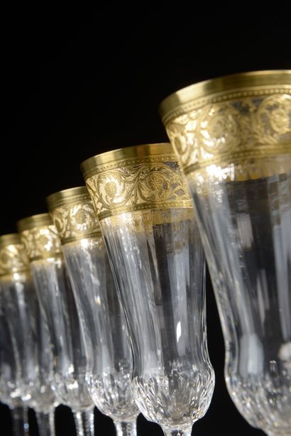 null SAINT-LOUIS.
Douze flûtes à Champagne modèle "Thistle" en cristal orné en dorure...