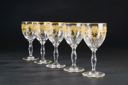 null SAINT-LOUIS.
Five glasses with foot, model "Bartholdi Gold". 
Height : 15.5...