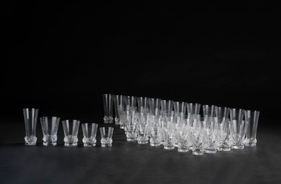 null DAUM.
Partie de service de verres en cristal modèle "Sorcy" (égrenures) comprenant...