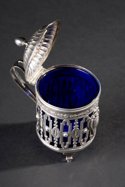 null Mustard pot tripod out of silver 950 thousandths, the body opened with decoration...