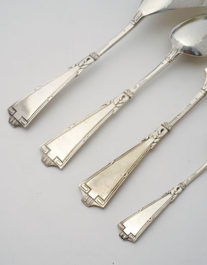 null E. SCHULSCHENK (XXe siècle).
Partie de ménagère en argent 800 millièmes à spatule...