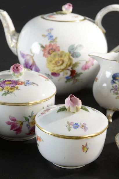 null MEISSEN.
Service à thé en porcelaine à décor polychrome de fleurs et liseré...