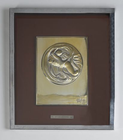 null Salvador DALI (1904 - 1989). 
"Eva Espacial".
Bas-relief en argent doré 950...