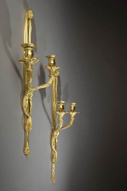 null Paire d'appliques en bronze doré à deux bras de lumière à décor de joncs rubanés,...
