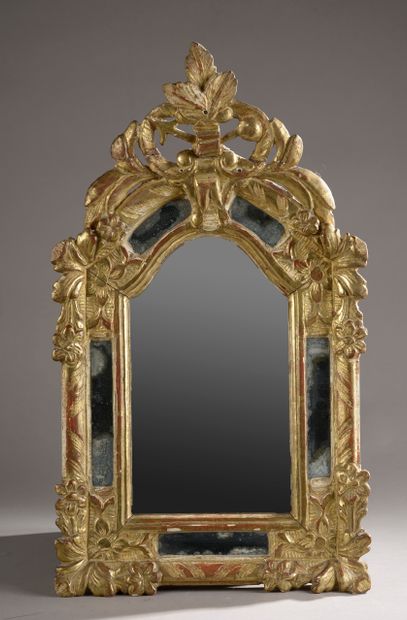 null Miroir à parecloses, l'encadrement et le fronton en bois sculpté et doré à décor...