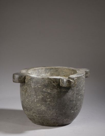 null Important mortier en marbre gris.
XIXe siècle. 
Haut. : 22 - Diam. : 28 cm