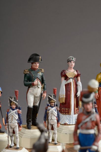 null Jeu d'échec "Austerlitz" 1805. 
32 figurines en plomb peint et plateau en placage...