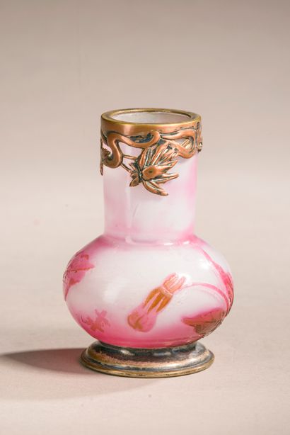 null Vase en verre multicouche à décor dégagé à l'acide de branches fleuries sur...