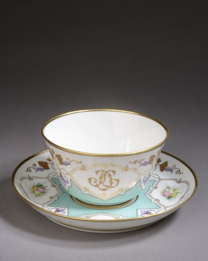 null SEVRES. 
Tasse et sa soucoupe en porcelaine à décor polychrome de fleurettes...