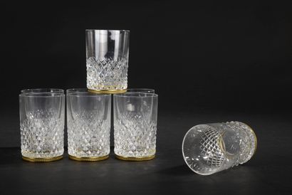 null Suite de huit verres à whisky en cristal moulé à décor de pointes de diamant,...
