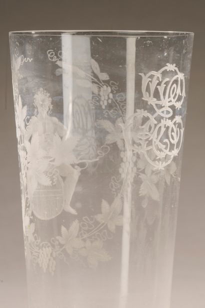 null Gobelet évasé en cristal gravé à la roue d'un monogramme et d'un motif de Bacchus...